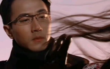 Back then, that shot of brushing her hair was truly exceptional. Mo Shaoqian’s love is both restrain