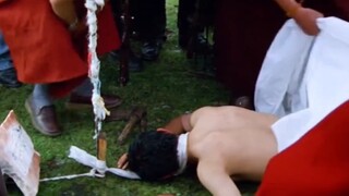 Kepala pria itu diikat dengan kain putih, sekon berikutnya sang ahli penguburan langit memotong-moto