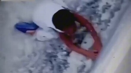 Baru saja anak itu hendak berubah menjadi mayat, ia langsung disembuhkan oleh ibunya dengan cambuk r