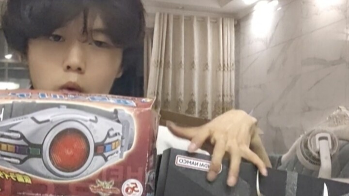 I took apart four versions of Kuuga's belt at once! Is tonight a special of CSM belt and UR? #Kamen 