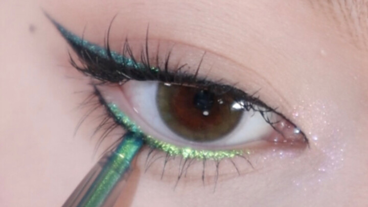 Eyeliner bermotif bunglon itu memang mudah mencuri perhatian!