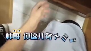 女子准备炖猪蹄。突发奇想去中药店抓十三香配料，这还能不正宗？