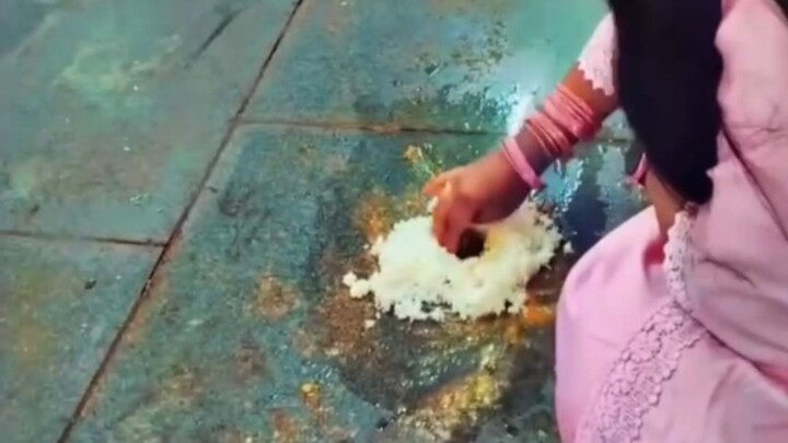 ไม่ใช่สิ หมูก็ต้องมีรางอาหารหน่อยสิ