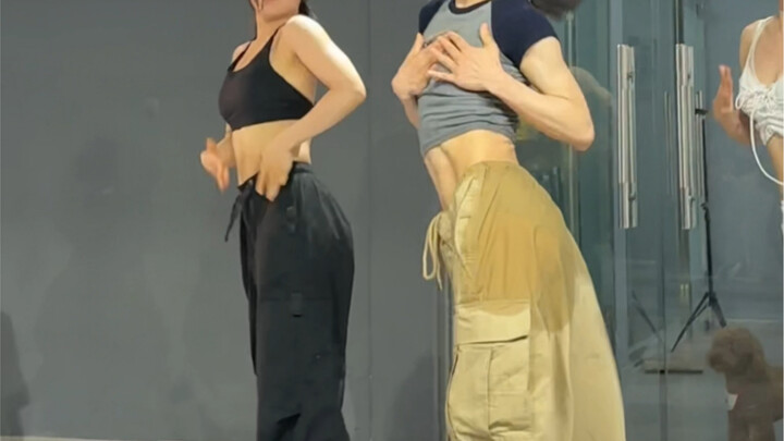This is how you dance in the summer. How do you stay beautiful? Take a shower directly. Light gray t