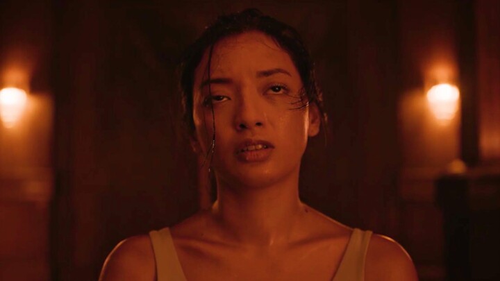 The elevator suddenly spews a thick fog, and everyone inside collapses instantly—human nature in ful
