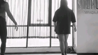 今天没化妆，就T加+高跟鞋，黑视频好了