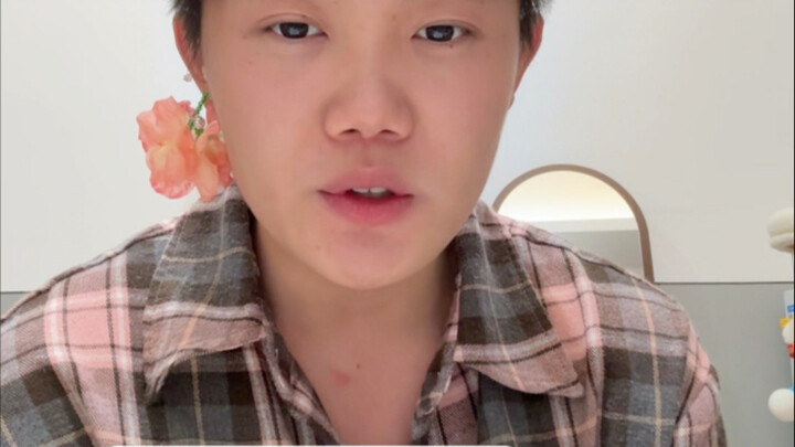 Cái gì trên cổ vậy?