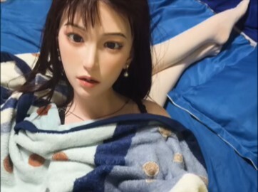 How to hold a life-size figure with a loose frame? Also discuss the errata on the cost of the doll i