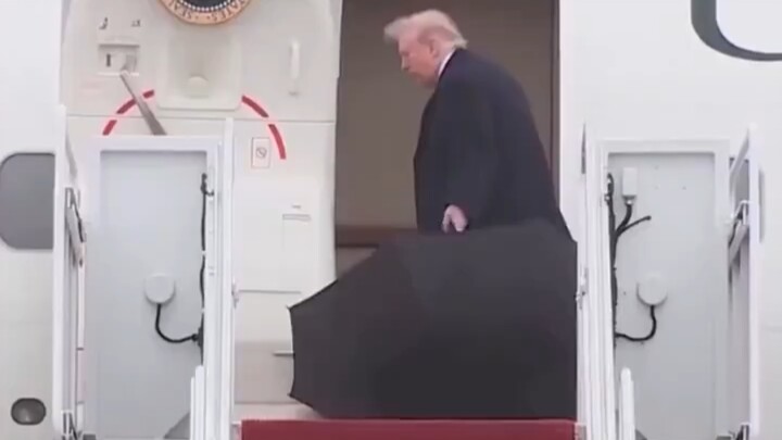 Kebiasaan Trump membuang payung seenaknya benar‑benar harus diubah