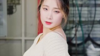 Zheng Renluo show white sweater