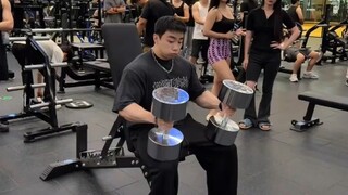 男生在健身房挑战50kg哑铃推肩，后面的女生看呆了……