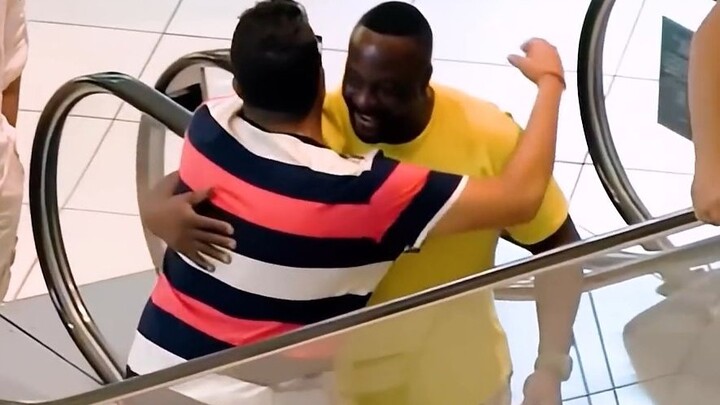 ท้ากอดคนแปลกหน้า! ผลลัพธ์ทำให้น้ำตาซึม...