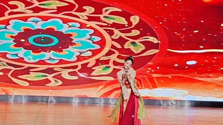 Help!!! I was praised for my natural beauty when I danced the beauty pass on the stage of Harbin Ins