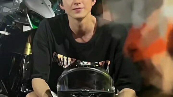 Họa sĩ cứ thế lặng lẽ lấn sân vào đủ mọi ngành nghề #Ao Thụy Bằng #Tiêu Chiến #Lý Thánh