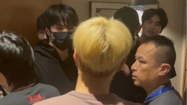 Yaowen and Yixing greet each other with a handshake~