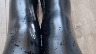 مزايا السراويل الجلدية واضحة جدًا.