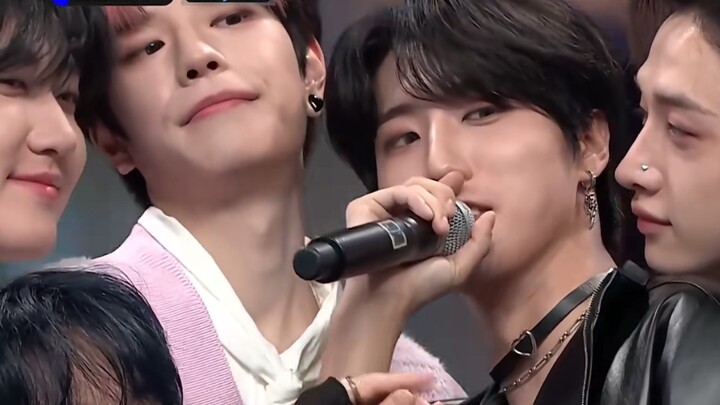 【StrayKids】Về việc sự quyến rũ của nhóm chưa bao giờ để bất kỳ thành viên nào bị bỏ lại trong các bu