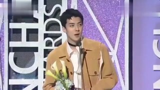 EXO's Oh Sehun went on stage to give a speech after winning the award. Naibao said: Brothers, please