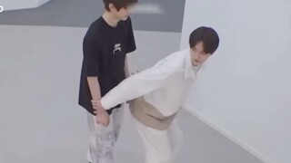 ปรากฎว่าเจิ้นหยวนกำลังเลียนแบบผึ้งเพื่อทำรองเท้าแตะ ฮ่าๆๆๆๆๆๆๆ