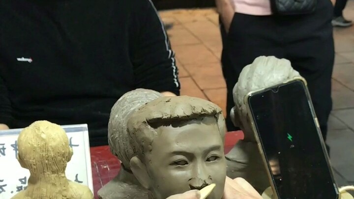 Every day, he sculpts strangers on the street, capturing their entire lives in clay!