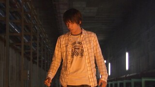 Thiết bị biến hình của Kamen Rider Kaito đi chệch khỏi con đường riêng của hiệp sĩ và sẽ bị Gagami b