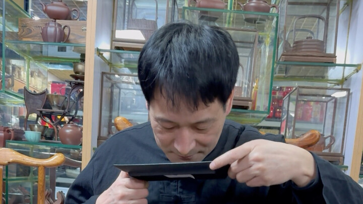 Hari ini saya membuat “salad daun teh” untuk Pak Chen, dan Pak Chen berkata: “Enak, saya suka sekali