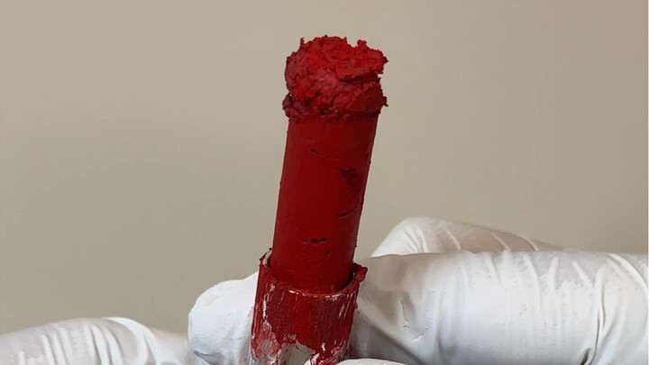 Lipstik ini agak janggal nih