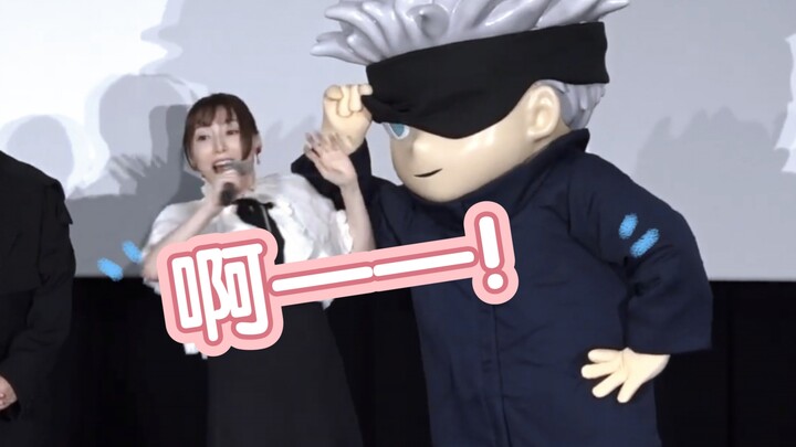 Hanasawa bị Ngũ Điều Ngộ – Lục Nhãn – nhìn thẳng nên cười phá lên, la thất thanh! Sân khấu chiếu lại