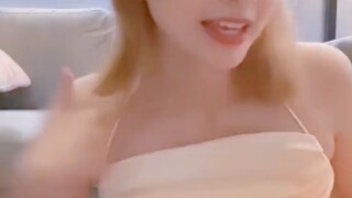 Em gái nhìn chị, chắc hẳn trong lòng có chút hơi hướng yêu đương rồi đấy, hahaha, ngọt quá.