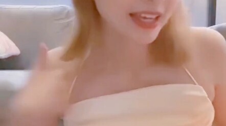 The younger sister clearly has a bit of romantic thinking when facing her older sister—hahaha, so sw