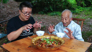 1斤鸡爪，1斤芋头，秘制“鸡爪烧芋头”鸡爪脱骨，芋头软糯