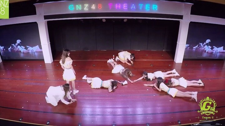 小学G的特殊默契，就是连倒地都要整整齐齐