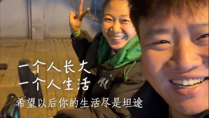 Cô gái bại não sống một mình, lớn lên một mình; mong rằng sau này cuộc đời em sẽ luôn rộng mở, thuận