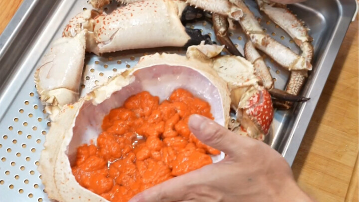 The world’s heaviest crab: the king crab! Open up a female king crab and you’ll find it packed with 