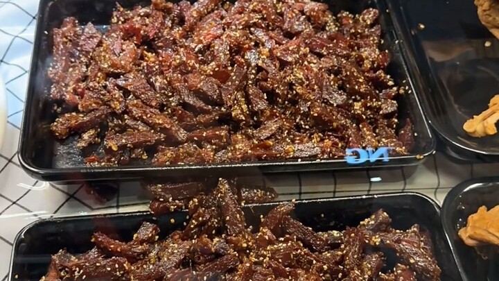 On the third day, Xinxiang’s Pang Donglai launched its own-brand beef jerky, selling 24 jin in a sin