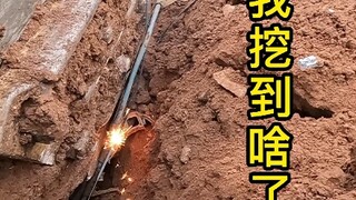 Máy xúc đào phải dây cáp, cách tự cứu mình.