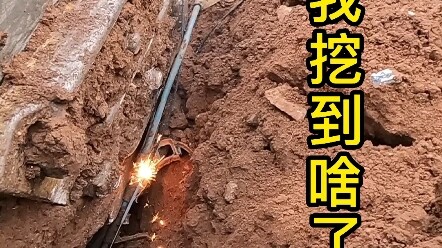 حفار يعثر على كابل كهربائي، طريقة الإنقاذ الذاتي.