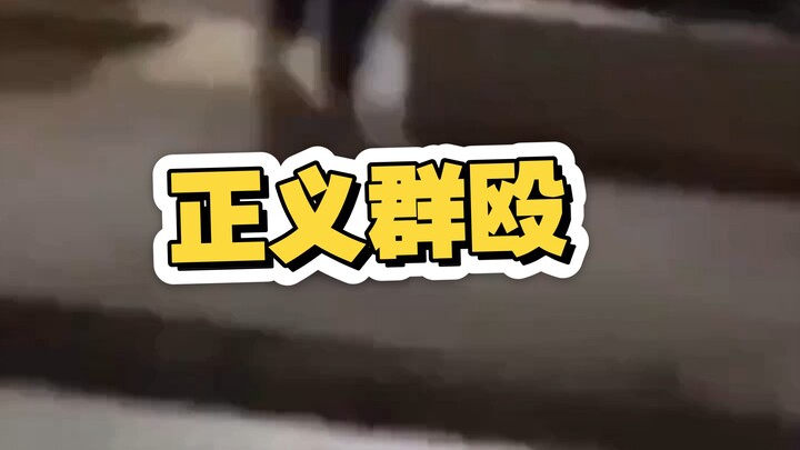 Pria berjalan di tempat umum sambil membawa golok, lalu diserbu warga