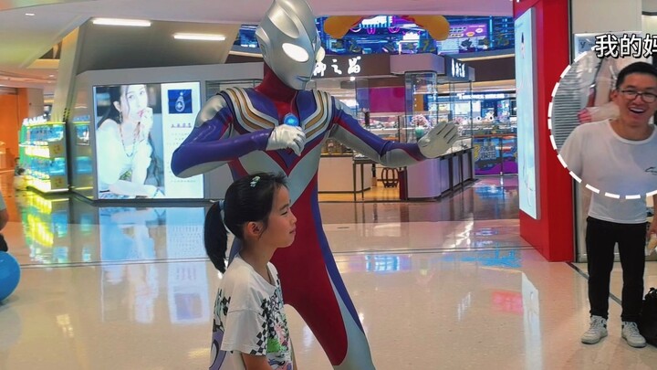 พี่ชาย : "ฉันบอกให้เธอใส่ชุดที่สวยที่สุด ไม่ใช่ให้เธอกลายเป็นอุลตร้าแมนทีก้า"