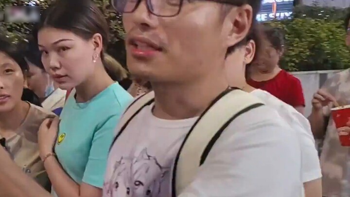 Vào ngày lễ tình nhân ở Trung Quốc, tôi gặp một người đang thuê bạn gái giả trên đường...?