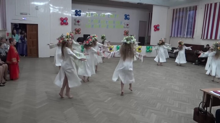 สาวรัสเซียเต้นระบำยูเครนเมื่อ 10 ปีก่อน ในพื้นที่ชายแดน