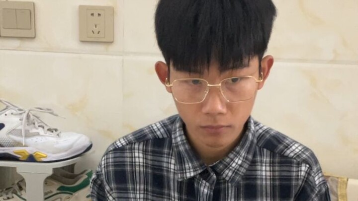 Hình như họ......không giống họ lắm?