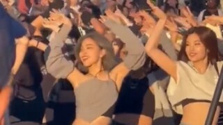 Nhìn lại video 2 năm trước, các cô gái thật tự tin và vui vẻ khi hát và nhảy "I don't wanna be someb