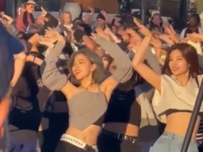 เมื่อมองย้อนกลับไปดูวิดีโอเมื่อ 2 ปีก่อน สาวๆ ดูมั่นใจและร่าเริงมาก ร้องเพลงและเต้นเพลง "I don't wan