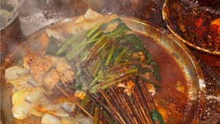 Gansu mala tang in a traditional courtyard house in Tianshui—loaded with chili peppers and served wi