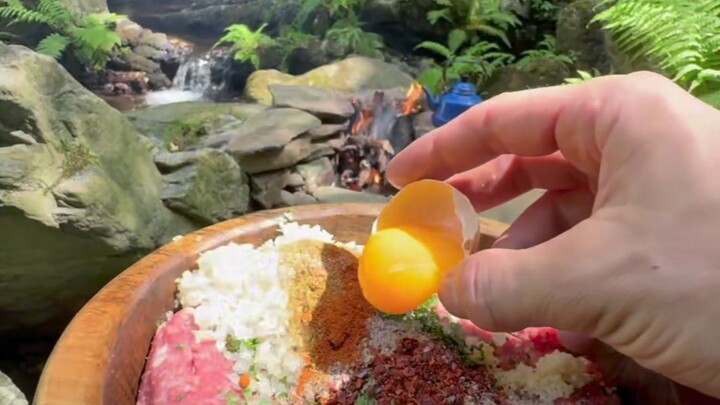 Masih Makan Daging di Pinggir Sungai