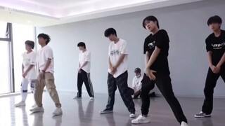 Dance practice in the third generation studio: "Squid Game", "Hay Mama", "Flying in the Sky", "Filth