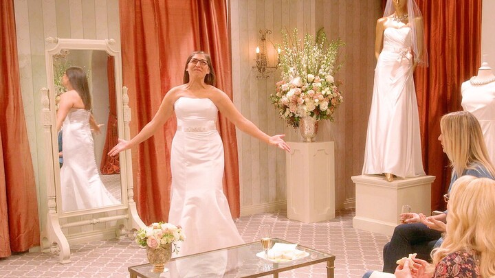 [TBBT] Amy tried on a wedding dress before her wedding, and she was as beautiful as a blooming peach