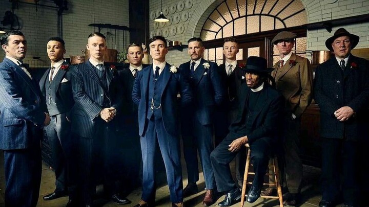 Walau berjarak layar kaca, tapi bisa merasakan kharisma Peaky Blinders