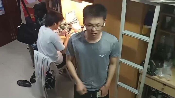 Nam sinh thể thao tóc ngắn da ngăm cao một mét tám mạnh dạn tuyên bố độc lập!
